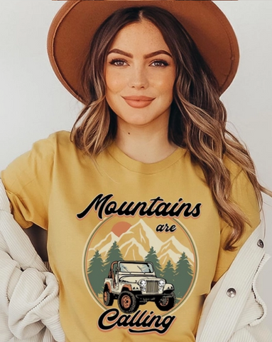 MOUNTAINS ARE CALLING,JEEP,CAMP UNISEX SHORT SLEEVE MUSTARD